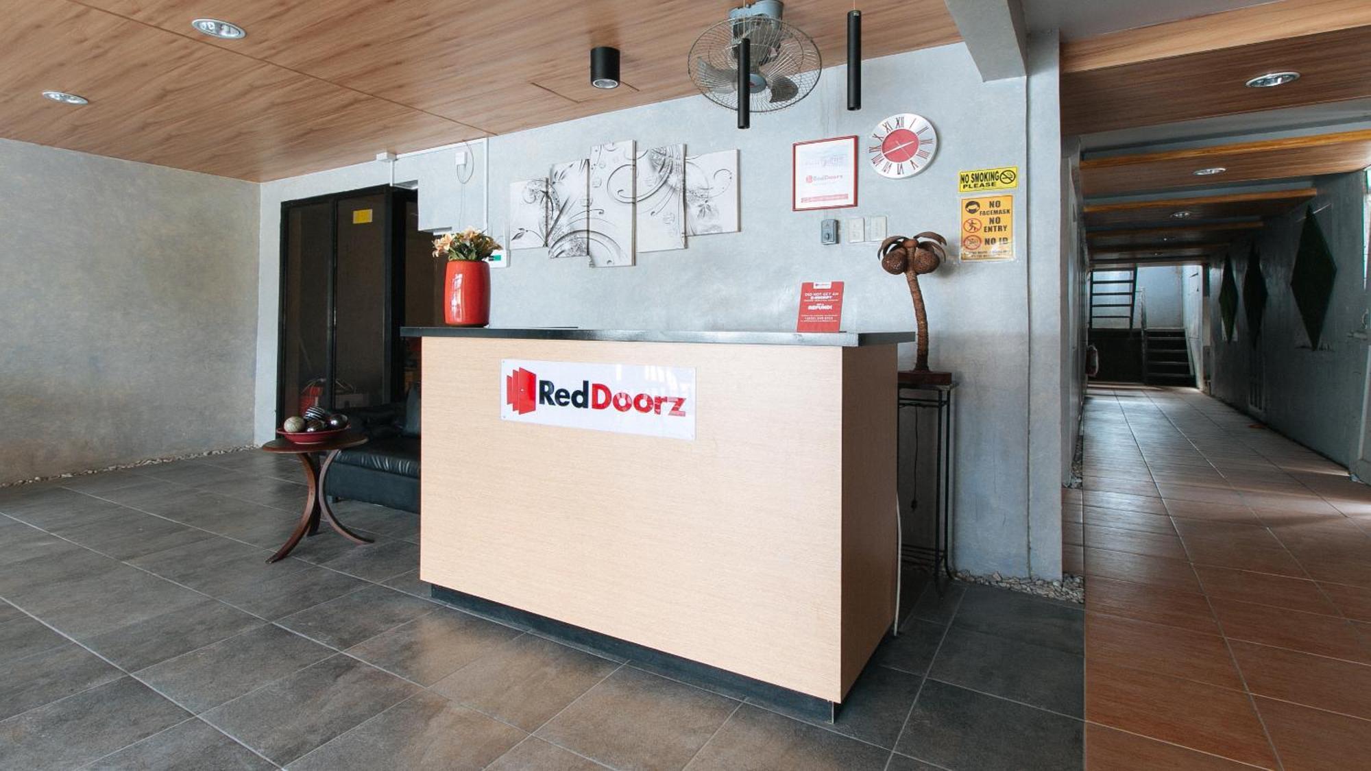 Готель Reddoorz Near Christ The King Medical Center Лас-Піньяс Екстер'єр фото